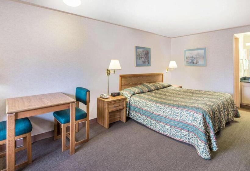 Standard Room Adapted for people with reduced mobility, Knights Inn  Canton, Oh