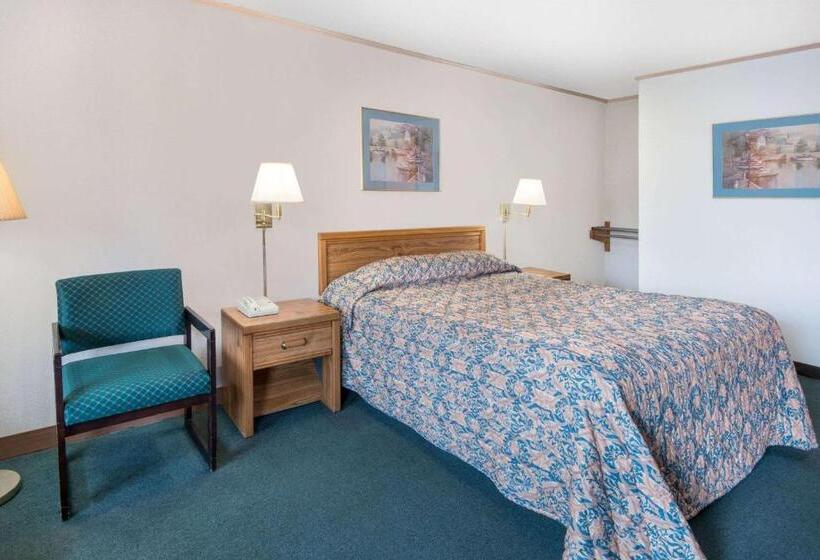 Standard Room Adapted for people with reduced mobility, Knights Inn  Canton, Oh