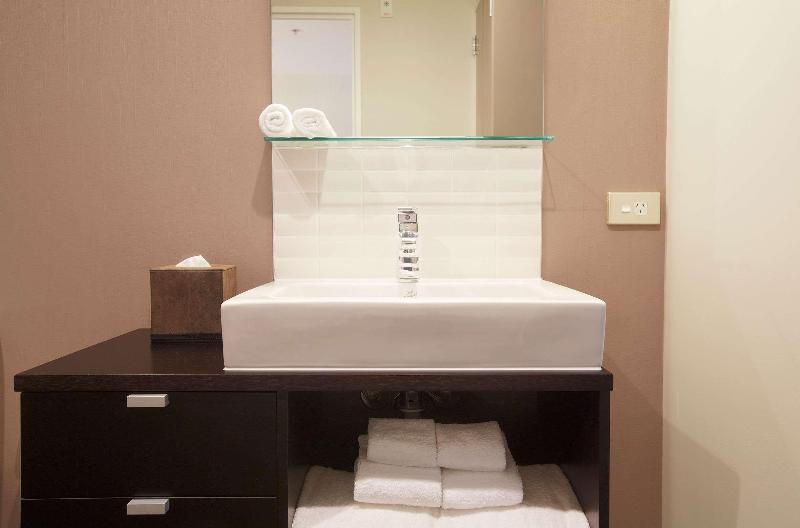 اتاق استاندارد با تخت بزرگ برای معلولان, Best Western Los Angeles Worldport