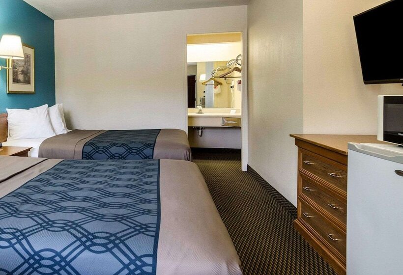 Standard Room 2 Double Beds, Econo Lodge University Lawrence