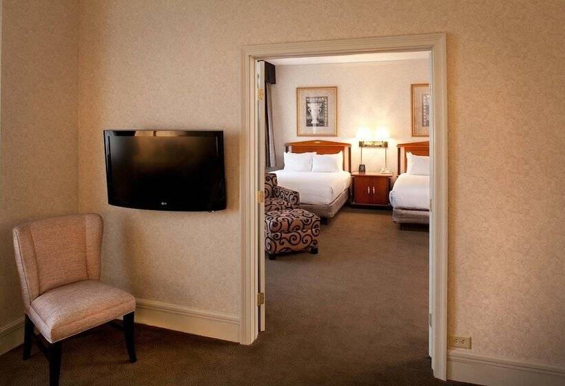 Junior Suite Queen Bed, Hilton Netherland Plaza