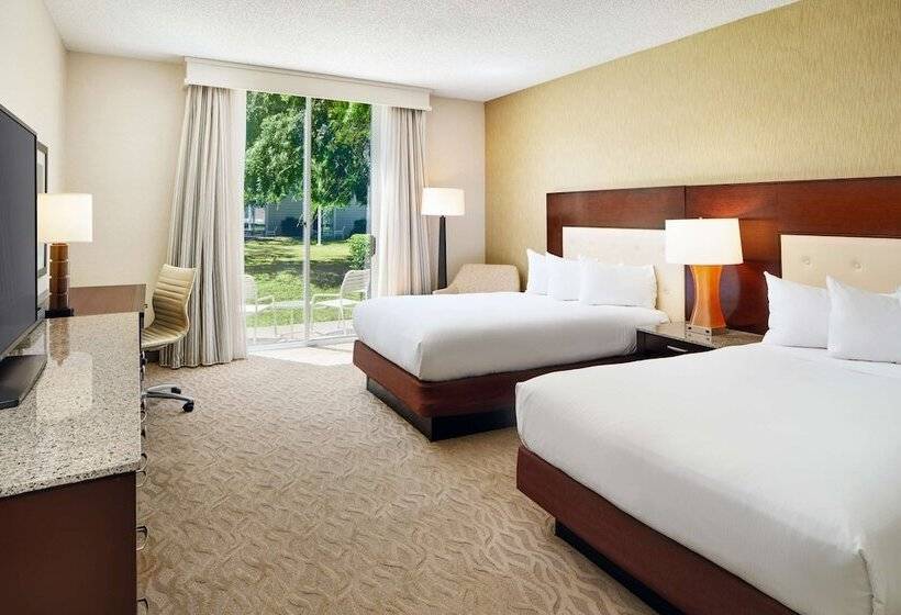 غرفه قياسيه سريرين مزدوجين, Hilton Oakland Airport