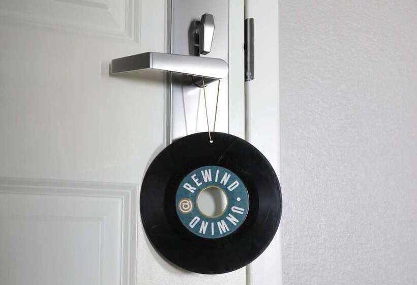 اتاق استاندارد با تخت بزرگ, Phillips Kansas City Curio Collection By Hilton