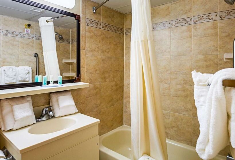 اتاق استاندارد با چشم‌انداز دریا, Quality Inn Oceanfront