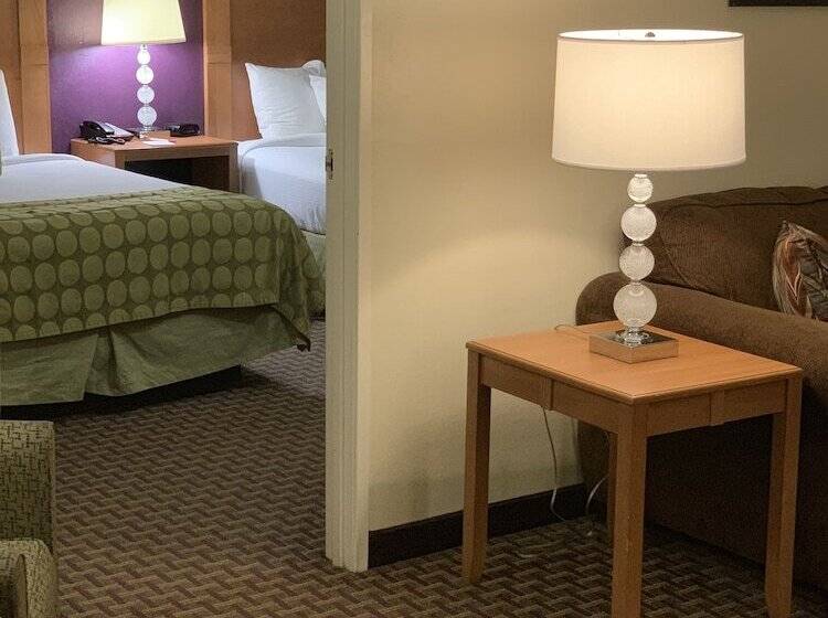 Suite Queen Bed, Ramada By Wyndham Marquette