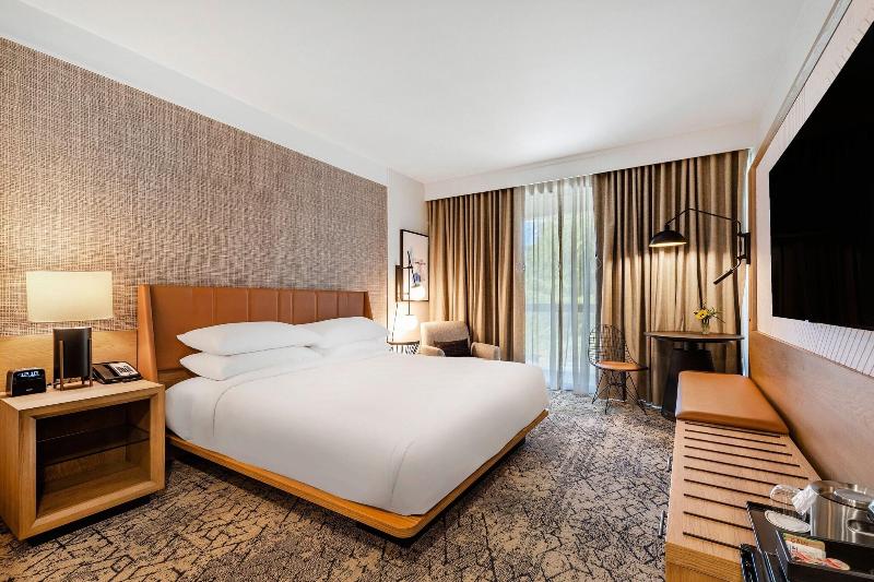 Club Room King Bed, Sheraton Chapel Hill