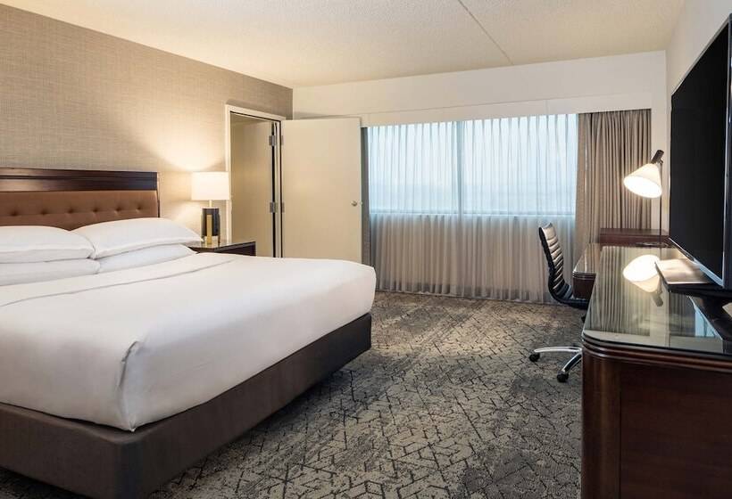 اتاق استاندارد با تخت دوبل و چشم‌انداز, Sheraton Detroit Metro Airport