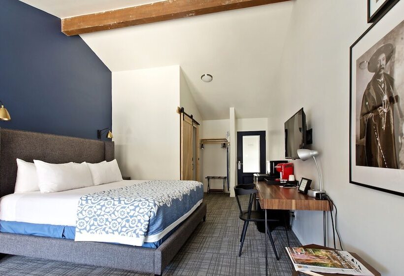 Classic Room Double Bed, Sideways Inn