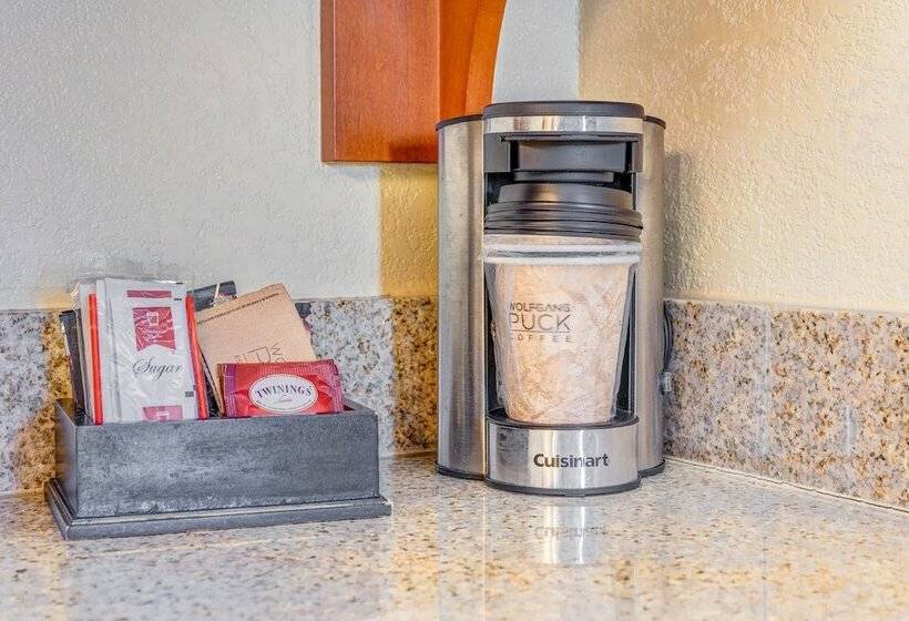 سوییت, Clarion Inn
