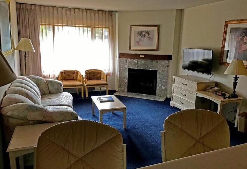 Deluxe Suite King Bed, The Monarch Resort