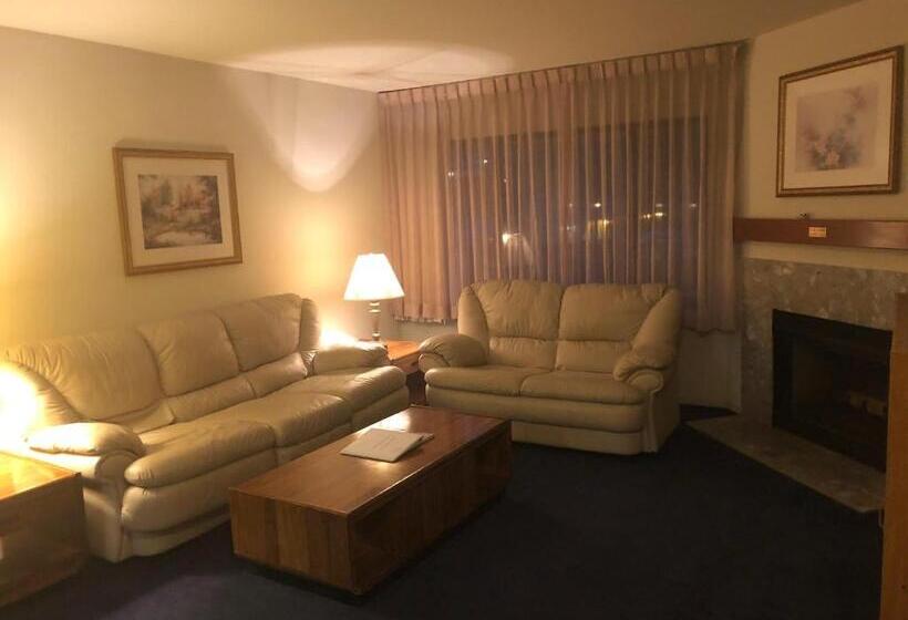 Deluxe Suite King Bed, The Monarch Resort