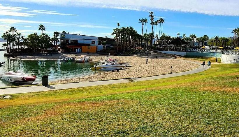 سوییت, The Nautical Beachfront Resort