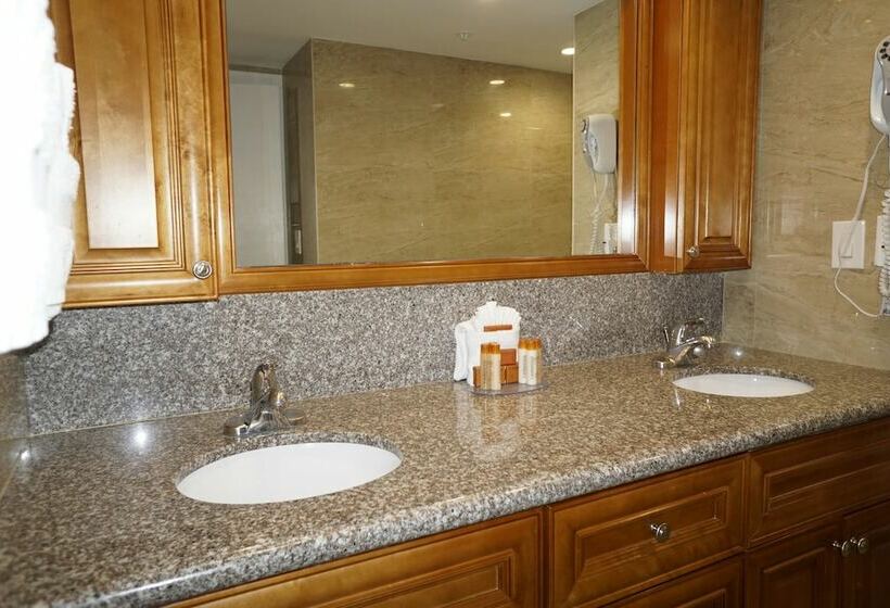 سوییت با چشم‌انداز دریا, Ocean Sky Hotel & Resort