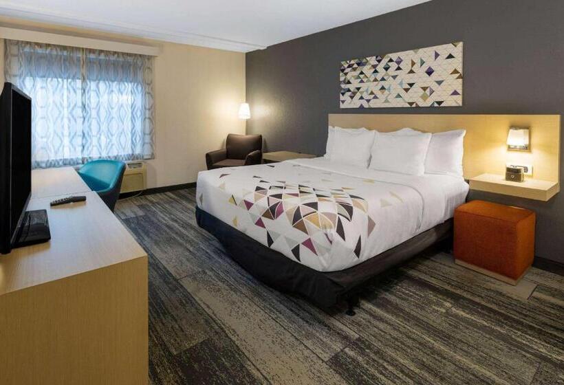 Chambre Standard Lit King Size Adaptée aux Personnes à Mobilité Réduite, Baymont By Wyndham White Plains  Elmsford