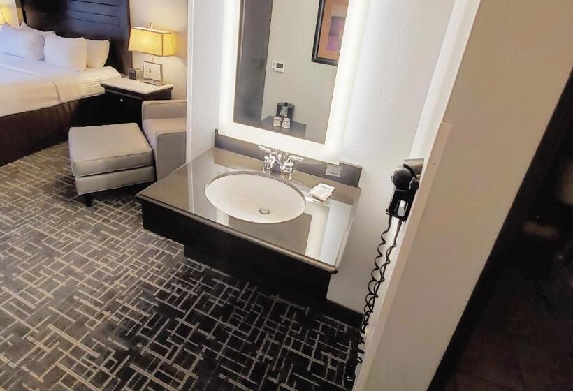 适合残疾人士使用的带超级大床的标准间, Crowne Plaza Milwaukee South, An Ihg