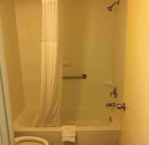 Deluxe Room, Days Inn By Wyndham Clearwater/central