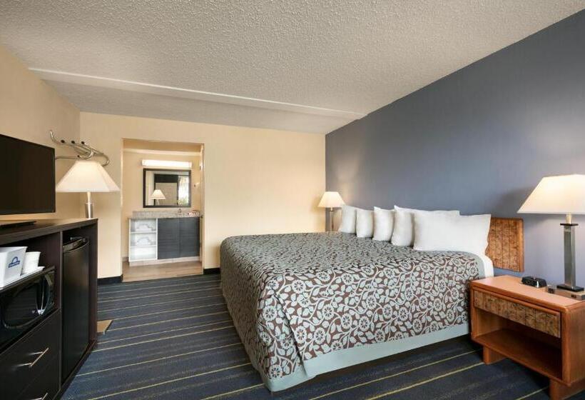 Chambre Standard Lit King Size Adaptée aux Personnes à Mobilité Réduite, Days Inn By Wyndham Clearwater/central