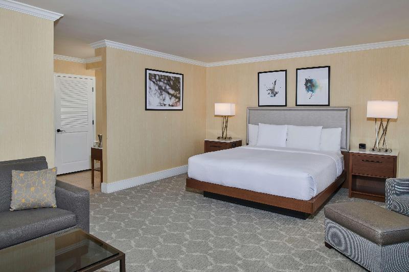 带大床的豪华间, Doubletree By Hilton Hotel Salt Lake City Airport