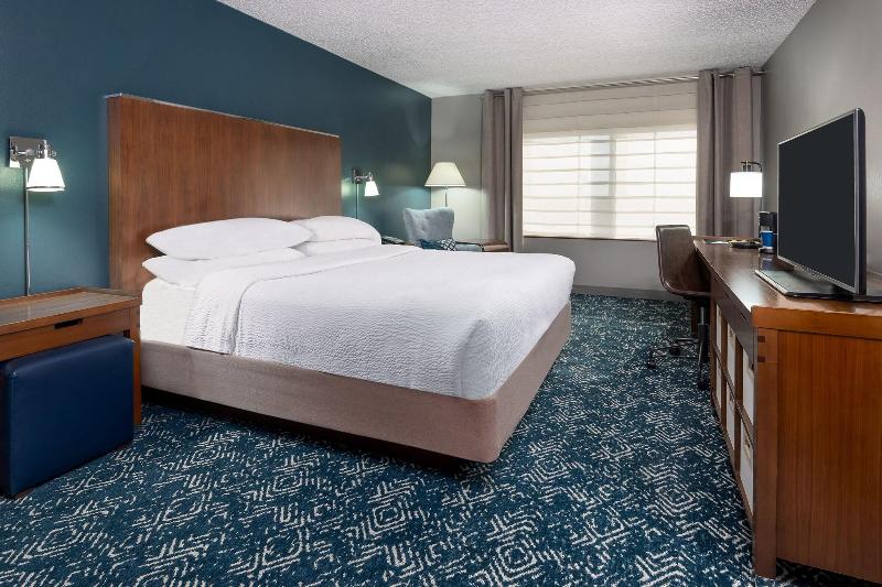 اتاق استاندارد با تخت بزرگ, Four Points Huntsville Airport
