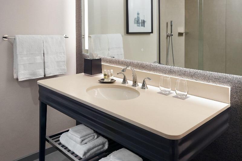 اتاق استاندارد با تخت بزرگ, Sheraton Imperial Hotel Raleigh Durham Airport At Research Triangle Park