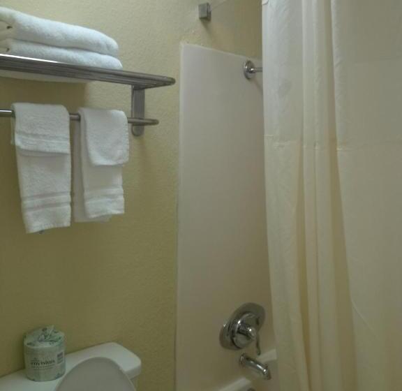 Suite Kingsize Bett, Super 8 By Wyndham Kerrville Tx