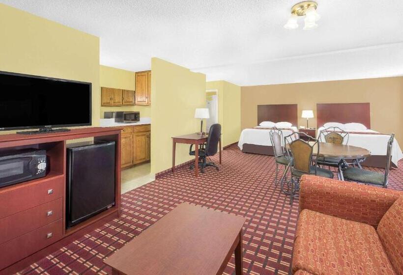 Deluxe Suite, Super 8 By Wyndham Kerrville Tx