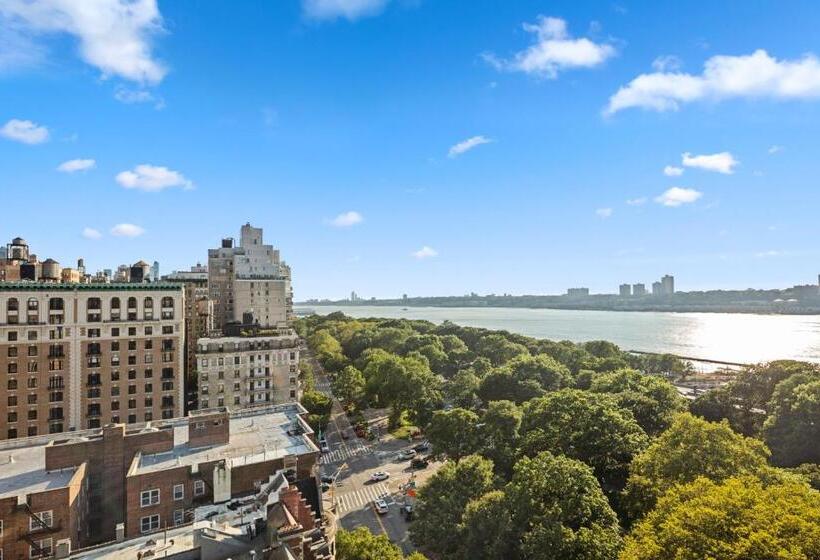 سوئیت با چشم‌انداز رودخانه, Riverside Tower Hotel