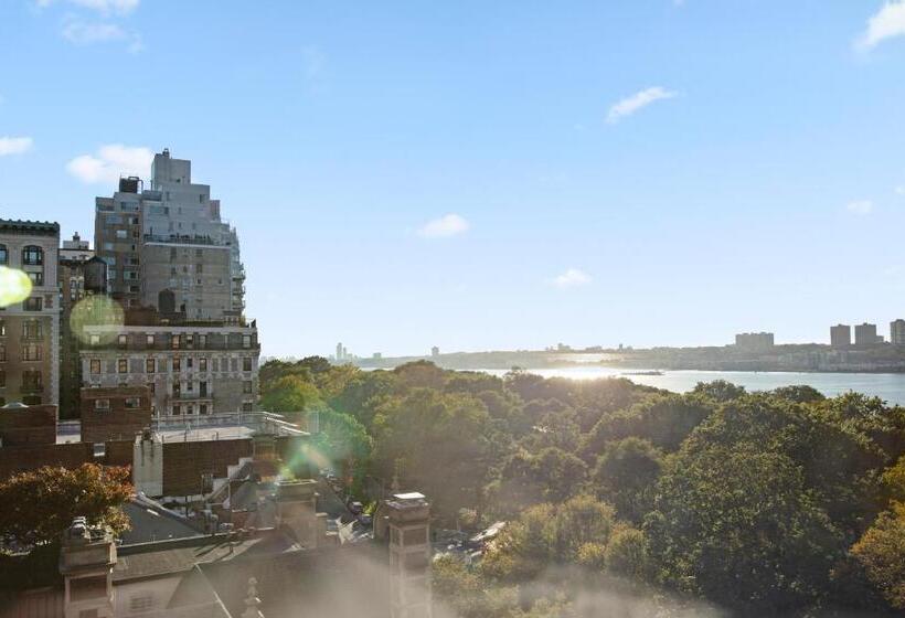 اتاق استاندارد با چشم‌انداز رودخانه, Riverside Tower Hotel