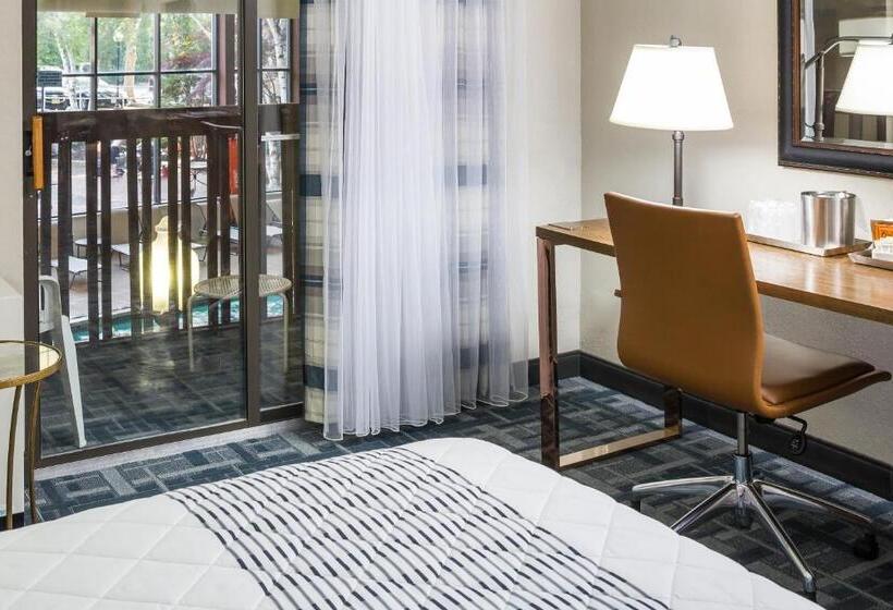 Quarto Standard Cama Queen, 1620 Plymouth Harbor