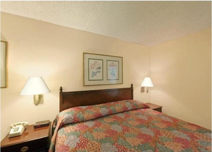 Standard Room King Size Bed, Americas Best Value Inn Laredo