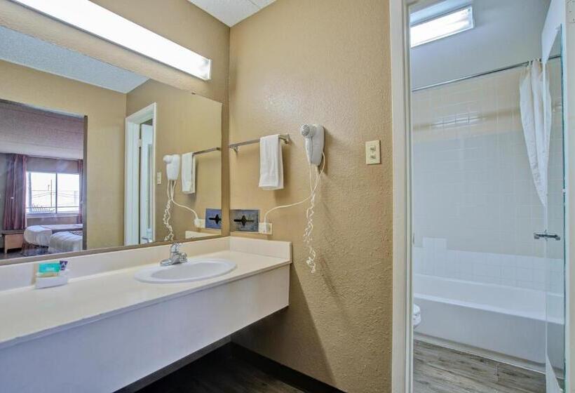 Standard Quadruple Room, Americas Best Value Inn Laredo