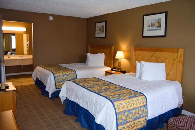 Standard Quadruple Room, Americas Best Value Inn Laredo