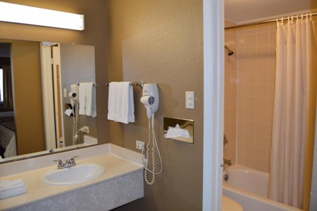 Standard Room Adapted for people with reduced mobility, Americas Best Value Inn Laredo