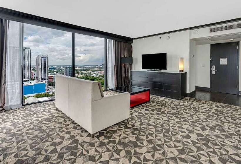 سوئیت جونیور با تخت بزرگ, Hilton Boston Logan Airport