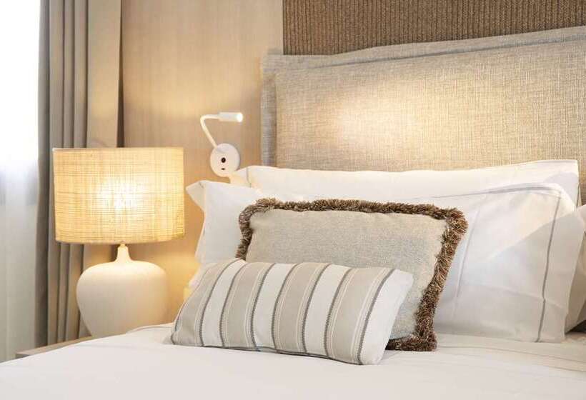 سوئیت جونیور با تخت بزرگ, Hilton Boston Logan Airport
