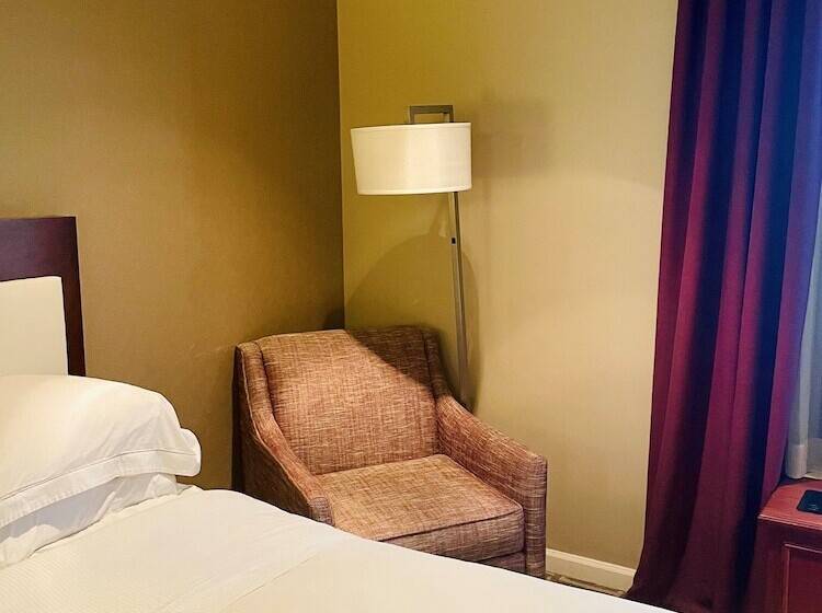 غرفة ديلوكس, Hilton St. Louis Frontenac