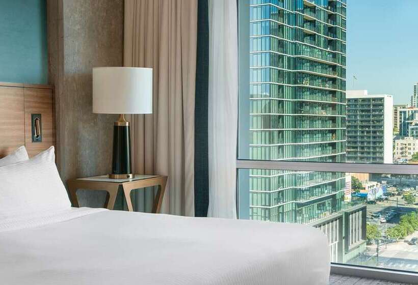 اتاق لوکس با تخت بزرگ, Hilton St. Louis Frontenac