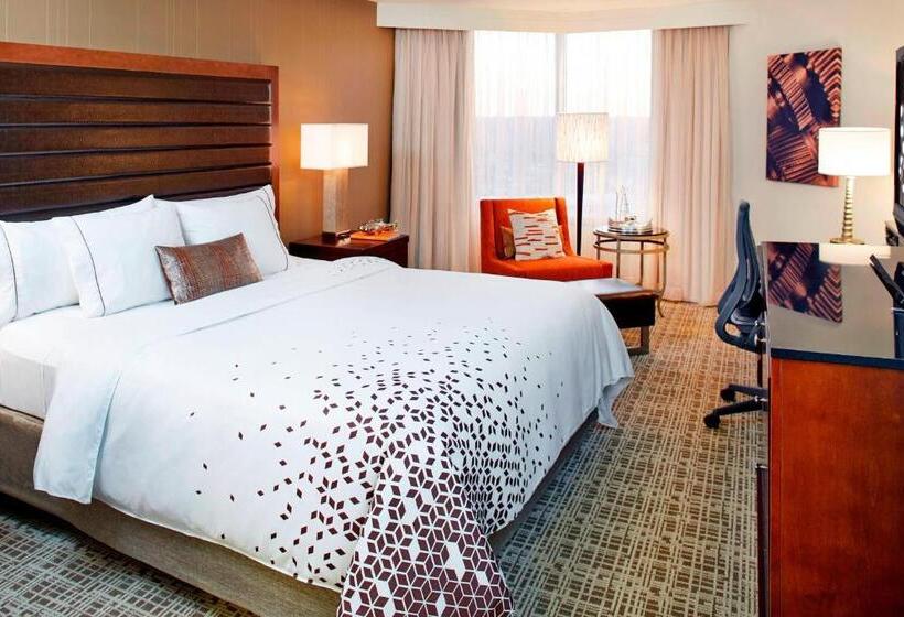 Club Room King Bed, Renaissance St. Louis Airport