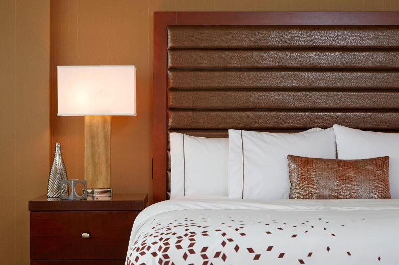 Club Room King Bed, Renaissance St. Louis Airport