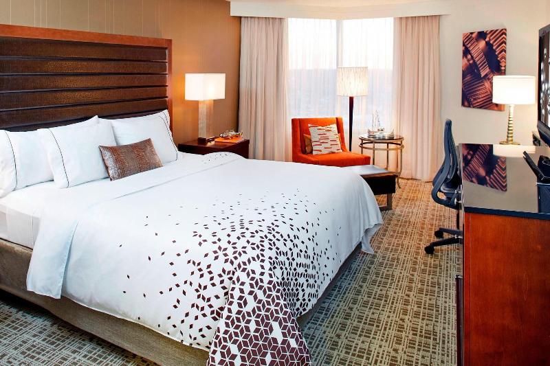 Club Room King Bed, Renaissance St. Louis Airport