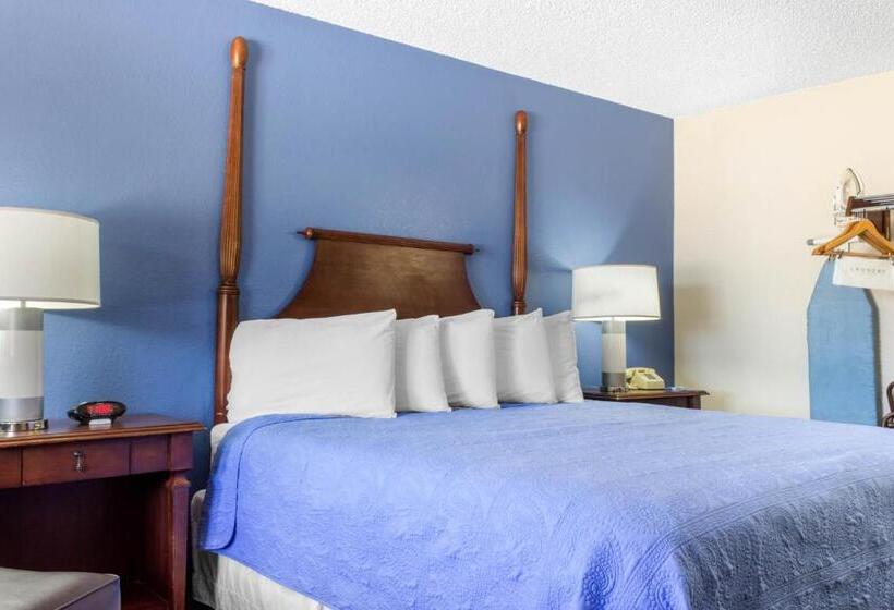 Standard Room King Bed Adapted for people with reduced mobility, Rodeway Inn Near Ft Huachuca