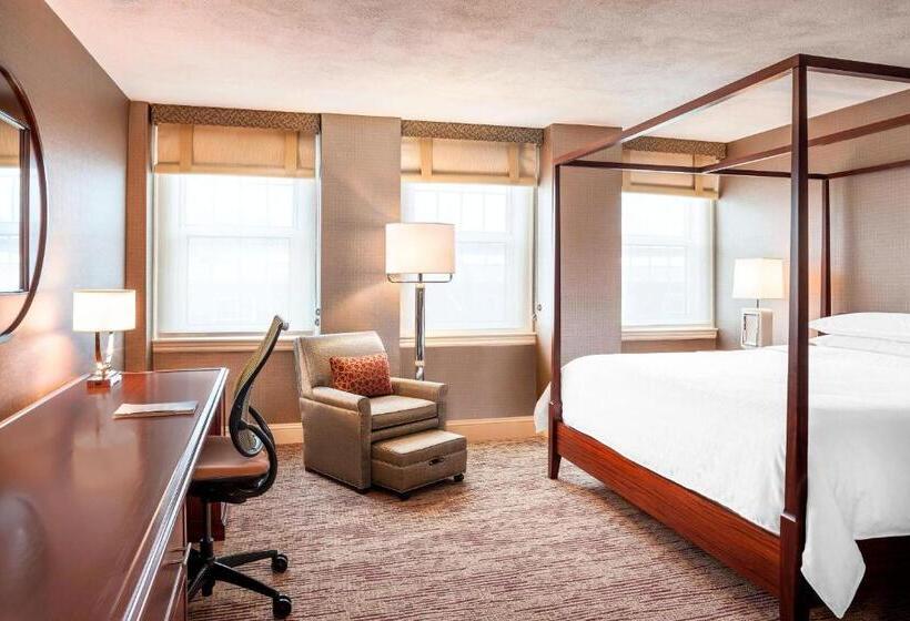 キングサイズベッドのクラブルーム, Sheraton Commander