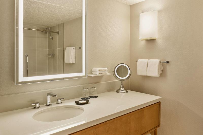 Club Room King Bed, Sheraton Portland Airport