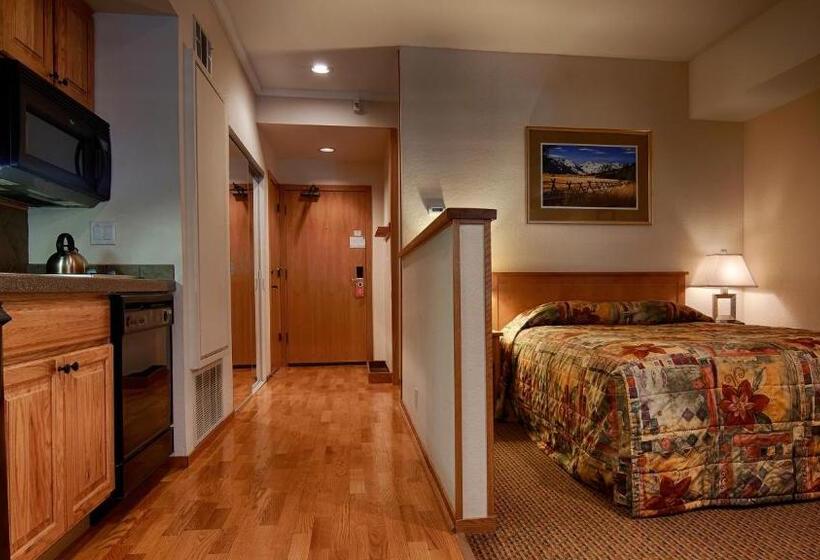 استودیوی لوکس, Squaw Valley Lodge