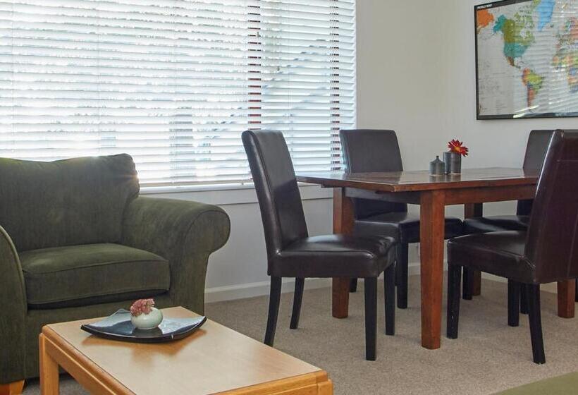 استودیوی پریمیوم, Squaw Valley Lodge