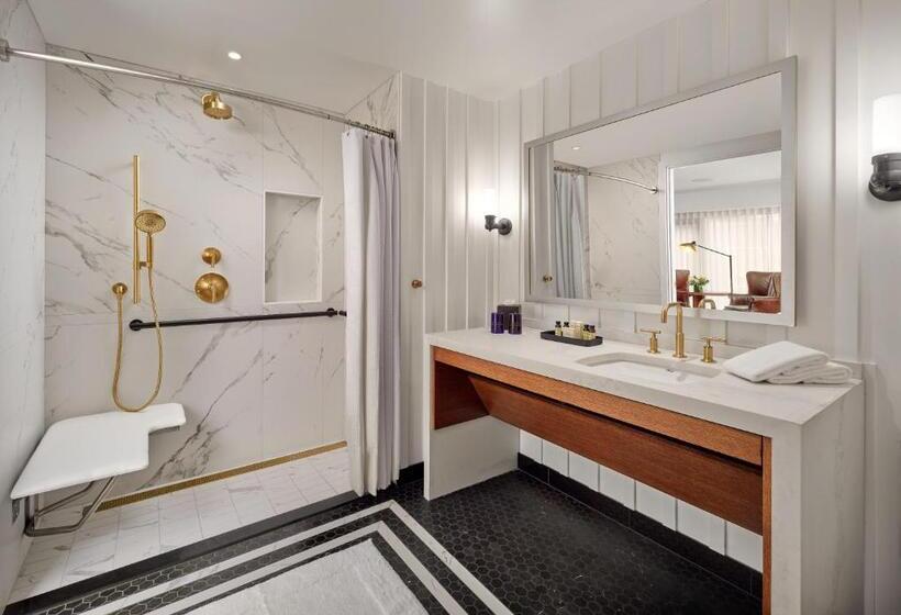 장애인을 위한 스탠다드 룸, The Charles Hotel In Harvard Square
