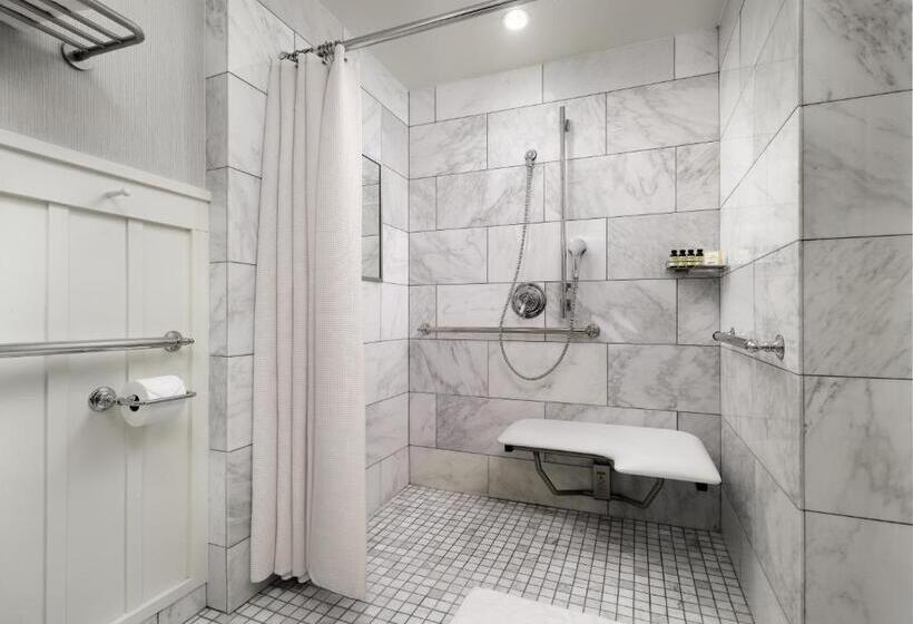장애인을 위한 킹사이즈 침대 스탠다드 룸, The Charles Hotel In Harvard Square