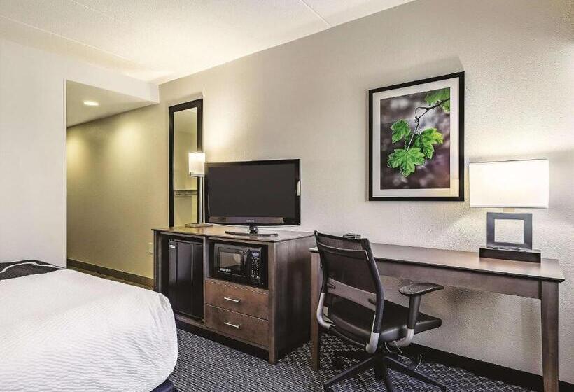 Standard Room Adapted for people with reduced mobility, La Quinta Inn & Suites By Wyndham Warwick Providence Airport