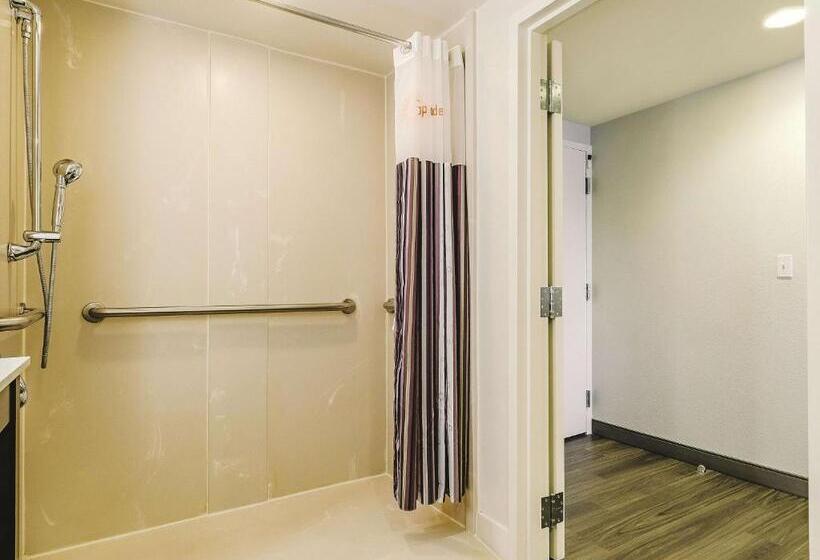 Standard Room Adapted for people with reduced mobility, La Quinta Inn & Suites By Wyndham Warwick Providence Airport