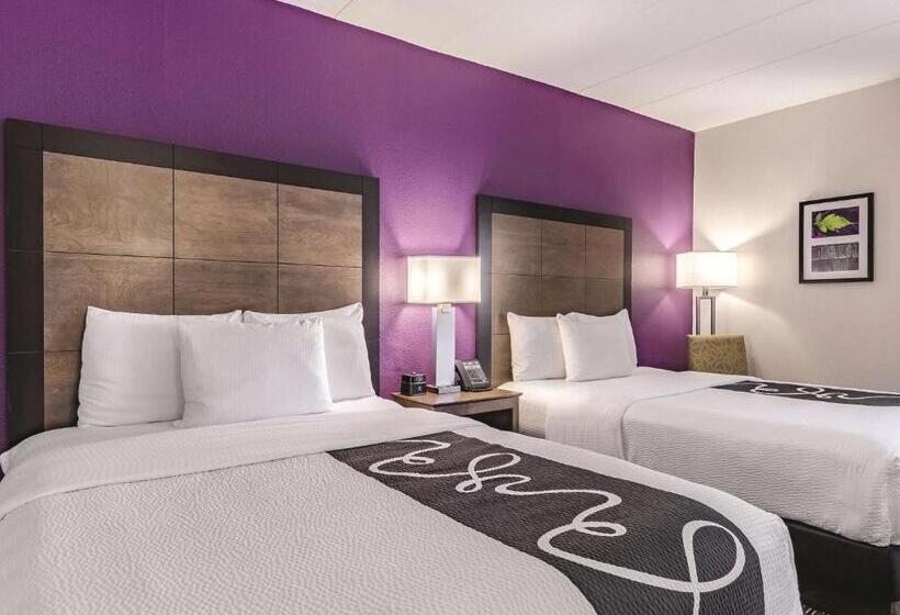 Deluxe Room, La Quinta Inn & Suites By Wyndham Warwick Providence Airport